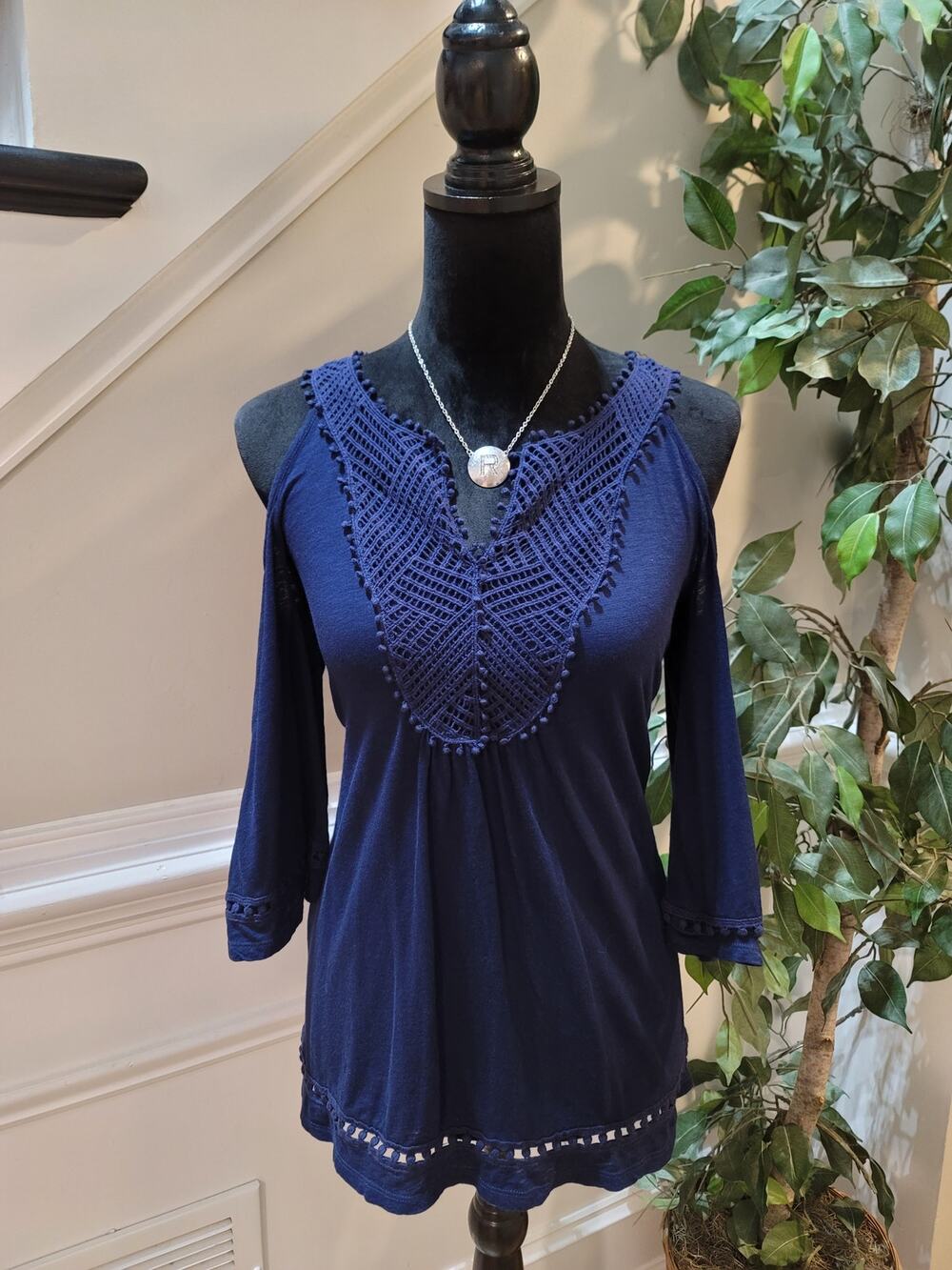 White House Black Market Blouse Top Womens SZ XS Blue Crochet Lace Cold Shoulder